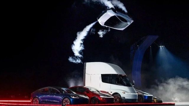 会飞的特斯拉Roadster